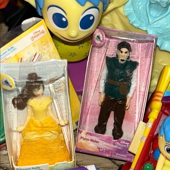 Disney Action Figures Minis with Disney Shelf 2! favorite ❤️ characters Playset - Picture 6 of 17